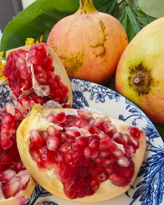 Pomegranate with a blue and white patterned plate, Tunisian soft seeds pomegranate, Yu Taie 